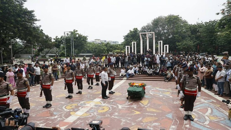 শহীদ মিনারে মুস্তাফা মনোয়ারকে শেষ শ্রদ্ধা, গার্ড অব অনার প্রদান...