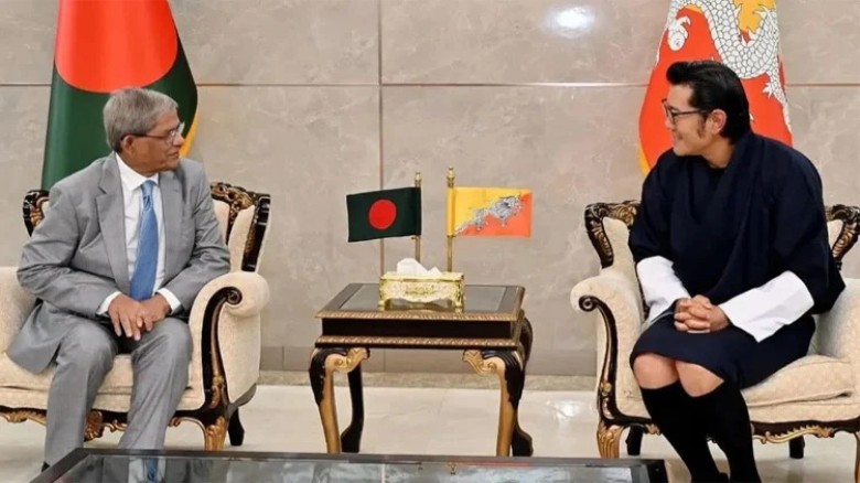 ঢাকায় যাত্রাবিরতিতে ভুটানের রাজা, সৌজন্য সাক্ষাৎ করলেন রাষ্ট