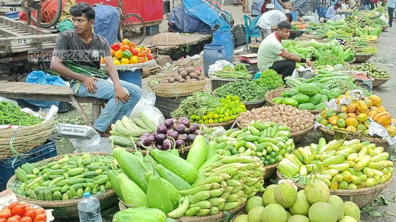 সবজিতে কিছুটা স্বস্তি, চড়া ডিম-মাছ-মুরগি; বাড়ছে তেল-চিনি-ময়দ